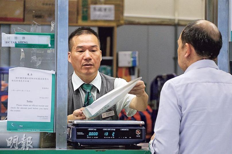 審計署報告發現,上年度香港郵政人員逾時工作超出136萬小時,超時補水津貼高達1.79億元,其中郵件派遞科員工逾時工作逾53萬小時,佔香港郵政員工相關時數的48%。(李紹昌攝) 審計署報告發現,上年度香港郵政人員逾時工作超出136萬小時,超時補水津貼高達1.79億元,其中郵件派遞科員工逾時工作逾53萬小時,佔香港郵政員工相關時數的48%。(李紹昌攝)
