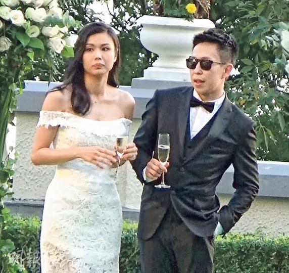 何嘉莉再婚,穿著露肩婚紗與新郎哥Gerald昨午低調舉行婚禮。(攝影:劉永銳、黃梓烜)何嘉莉手上戴着閃爆婚戒。(攝影:劉永銳、黃梓烜)何嘉莉兒子出席婚禮,由男親友抱着看海景。(攝影:劉永銳、黃梓烜)黃伊汶(左)、谷祖琳(右)陪同新娘子何嘉莉(中)見傳媒,替好姊妹結婚開心。(攝影:劉永銳、黃梓烜)婚禮現場擺放何嘉莉與Gerald扮鬥氣的有趣照片。(攝影:劉永銳、黃梓烜) 何嘉莉再婚,穿著露肩婚紗與新郎哥Gerald昨午低調舉行婚禮。(攝影:劉永銳、黃梓烜)何嘉莉手上戴着閃爆婚戒。(攝影:劉永銳、黃梓烜)何嘉莉兒子出席婚禮,由男親友抱着看海景。(攝影:劉永銳、黃梓烜)黃伊汶(左)、谷祖琳(右)陪同新娘子何嘉莉(中)見傳媒,替好姊妹結婚開心。(攝影:劉永銳、黃梓烜)婚禮現場擺放何嘉莉與Gerald扮鬥氣的有趣照片。(攝影:劉永銳、黃梓烜)