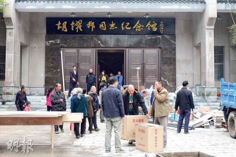 已故中共總書記胡耀邦誕辰100周年紀念前夕,其故居陳列館仍在修葺。(明報記者攝)熊先生(右)自稱是胡耀邦的崇拜者,寫了一首長詩並印製出來送給館方,更跪在胡耀邦祖先牌位前叩頭。(明報記者攝)有游客到胡耀邦故居參觀,講解員展示胡氏家族合影。(明報記者攝) 已故中共總書記胡耀邦誕辰100周年紀念前夕,其故居陳列館仍在修葺。(明報記者攝)熊先生(右)自稱是胡耀邦的崇拜者,寫了一首長詩並印製出來送給館方,更跪在胡耀邦祖先牌位前叩頭。(明報記者攝)有游客到胡耀邦故居參觀,講解員展示胡氏家族合影。(明報記者攝)