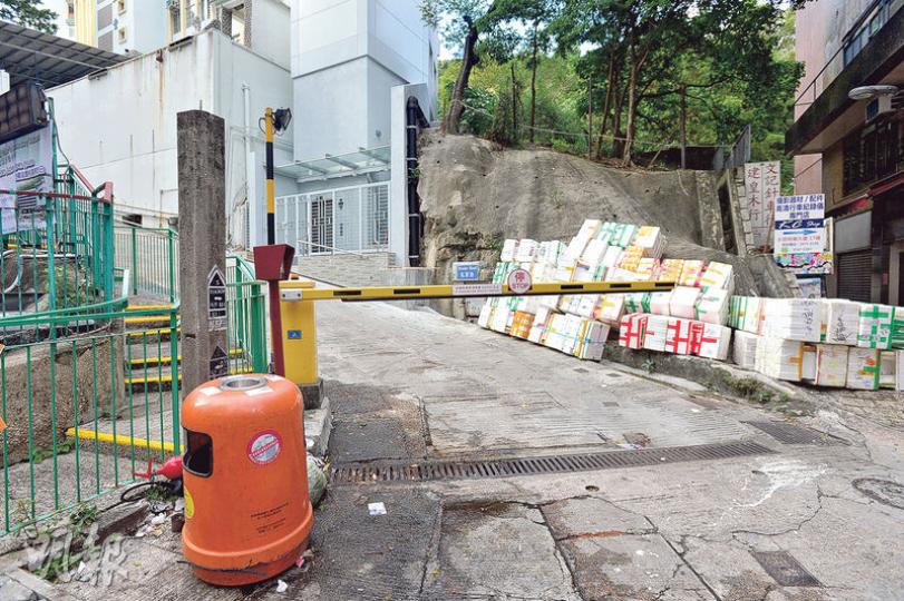 聖伯多祿小學舊校舍出口連接香港仔大道,但教區阻止外人經此路進入已歸還政府的中學部空置校舍,記者昨粗略估算,此路闊約3.9米。(鄧宗弘攝)聖伯多祿中學舊址出口路段闊約2.8米,步行一兩分鐘可到單線行車的貝璐道,但該路段為泥地,沿貝璐道步行七八分鐘可到香港仔水塘道。因教區禁外人取道小學部入中學校舍,若要進出中學便要循此路。(鄧宗弘攝)聖伯多祿中學舊校舍於1965年興建,建造費用八成由政府資助,中學於2012年遷出後丟空,辦學團體天主教香港教區稱,去年曾去信教育局希望保留此部分,獲局方回覆指會考慮建議 聖伯多祿小學舊校舍出口連接香港仔大道,但教區阻止外人經此路進入已歸還政府的中學部空置校舍,記者昨粗略估算,此路闊約3.9米。(鄧宗弘攝)聖伯多祿中學舊址出口路段闊約2.8米,步行一兩分鐘可到單線行車的貝璐道,但該路段為泥地,沿貝璐道步行七八分鐘可到香港仔水塘道。因教區禁外人取道小學部入中學校舍,若要進出中學便要循此路。(鄧宗弘攝)聖伯多祿中學舊校舍於1965年興建,建造費用八成由政府資助,中學於2012年遷出後丟空,辦學團體天主教香港教區稱,去年曾去信教育局希望保留此部分,獲局方回覆指會考慮建議