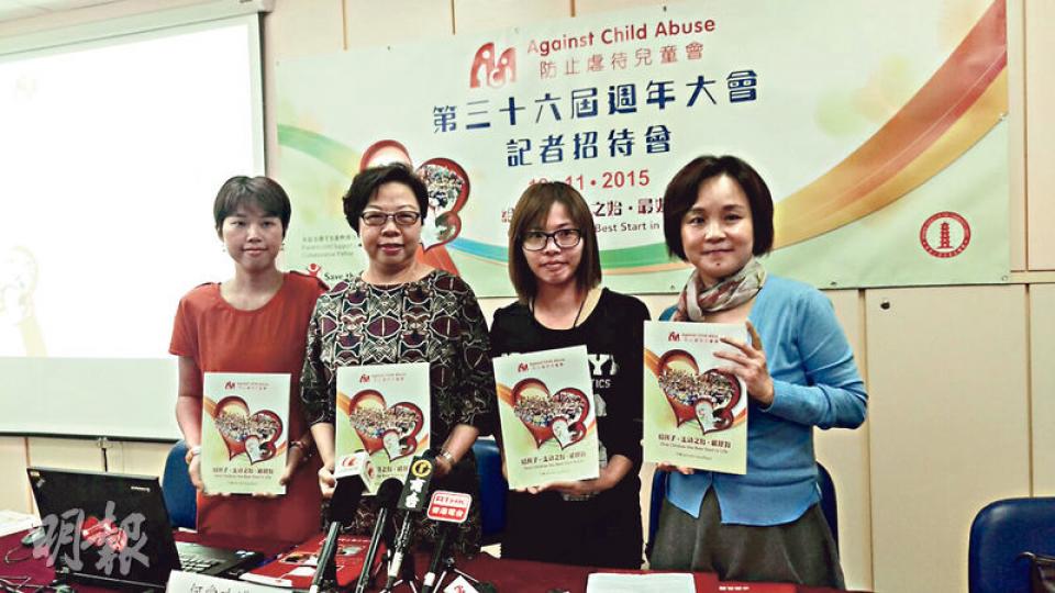 防止虐待兒童會關注虐兒及子女管教問題,設「忘憂草」年輕/單親媽媽支援計劃,參加者「華女」(右二)離婚前曾以衣架打兒子,有天看到兒子同樣以衣架拍打地面,憂自己行為影響兒子成長,遂學習冷靜與兒子溝通。左二為防止虐待兒童會總幹事何愛珠。(陳柔雅攝) 防止虐待兒童會關注虐兒及子女管教問題,設「忘憂草」年輕/單親媽媽支援計劃,參加者「華女」(右二)離婚前曾以衣架打兒子,有天看到兒子同樣以衣架拍打地面,憂自己行為影響兒子成長,遂學習冷靜與兒子溝通。左二為防止虐待兒童會總幹事何愛珠。(陳柔雅攝)