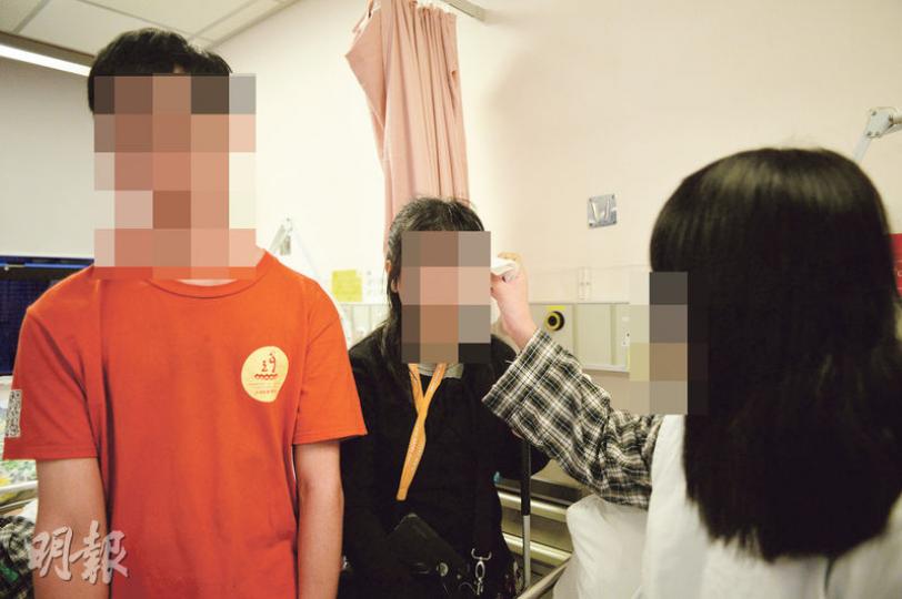 阿珊(化名,右)滯留兒童之家,希望盡快遷出但未如願。阿珊前晚因與院舍職員爭執而反鎖自己在衣櫃,院舍報警將她送院,其父(左)收到消息後從深圳來港探望。面對不能處理的家庭關係,加上阿珊與院舍關係不佳,母親(中)再次落淚,一家三口相對無言。(蘇智鑫攝) 阿珊(化名,右)滯留兒童之家,希望盡快遷出但未如願。阿珊前晚因與院舍職員爭執而反鎖自己在衣櫃,院舍報警將她送院,其父(左)收到消息後從深圳來港探望。面對不能處理的家庭關係,加上阿珊與院舍關係不佳,母親(中)再次落淚,一家三口相對無言。(蘇智鑫攝)