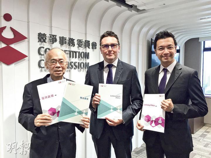 競委會機構事務及公共事務行政總監畢仲明(右)稱,該會接獲400宗與執法相關的查詢及投訴,當中有涉及關於供應商及零售商操控轉售價格的投訴。左為該會行政總裁Stanley Wong,中為行政總監(行動)李賢。(邱雅錡攝) 競委會機構事務及公共事務行政總監畢仲明(右)稱,該會接獲400宗與執法相關的查詢及投訴,當中有涉及關於供應商及零售商操控轉售價格的投訴。左為該會行政總裁Stanley Wong,中為行政總監(行動)李賢。(邱雅錡攝)