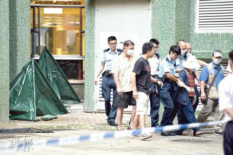 死者從高處墮下時,疑曾撞及多個樓層的鋁窗,手腳及身體慘被割斷,警方要用兩個帳篷遮蔽其肢體;其親友事後傷心到場認屍助查。(蔡方山攝) 死者從高處墮下時,疑曾撞及多個樓層的鋁窗,手腳及身體慘被割斷,警方要用兩個帳篷遮蔽其肢體;其親友事後傷心到場認屍助查。(蔡方山攝)