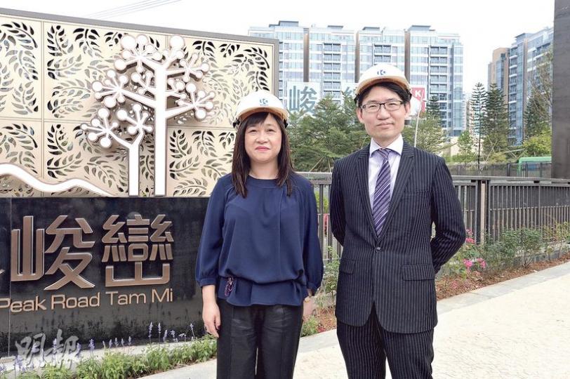 峻巒昨天首度開放現樓示範單位予傳媒參觀。新地代理業務部總經理張卓秀敏(左)表示,峻巒將於短期內開價,現樓及位於九龍站ICC的示範單位今日亦對外開放。(馮凱鍵攝) 峻巒昨天首度開放現樓示範單位予傳媒參觀。新地代理業務部總經理張卓秀敏(左)表示,峻巒將於短期內開價,現樓及位於九龍站ICC的示範單位今日亦對外開放。(馮凱鍵攝)