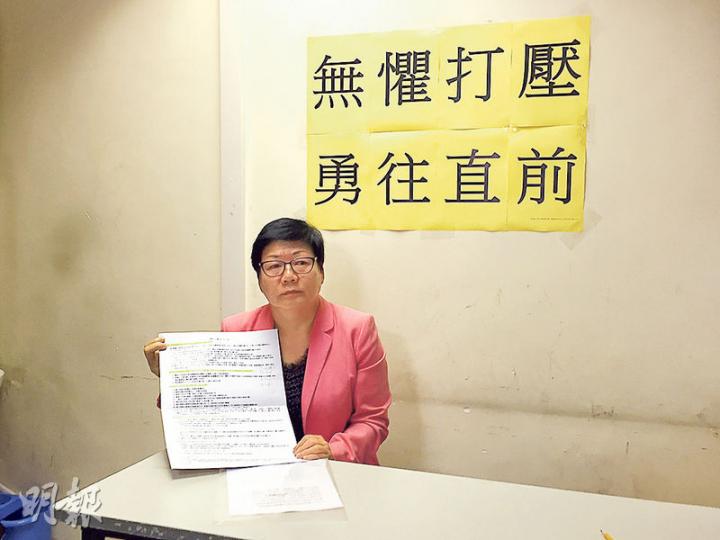 黃大仙龍星選區候選人譚香文被指涉以星河明居業主委員會主席身分,促保安主管派人監視對手林作。譚香文昨未有正面回應事件,僅表示林作向其發律師信,已安排律師處理。(王丹麟攝) 黃大仙龍星選區候選人譚香文被指涉以星河明居業主委員會主席身分,促保安主管派人監視對手林作。譚香文昨未有正面回應事件,僅表示林作向其發律師信,已安排律師處理。(王丹麟攝)
