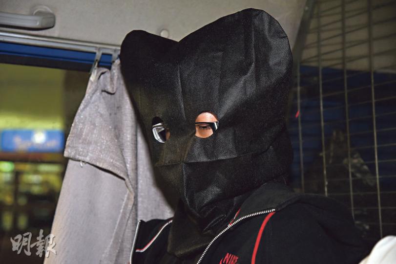 被捕的18歲毅進學生疑為搵快錢與友人販運3公斤冰毒,一旦罪成,將要面對可能逾20年的監禁。(蔡方山攝)警方聯同海關在落馬洲及深圳灣口岸破獲兩宗毒品案,檢獲冰毒及可卡因,總值約627萬元。圖為警方展示檢獲的冰毒。(蔡方山攝) 被捕的18歲毅進學生疑為搵快錢與友人販運3公斤冰毒,一旦罪成,將要面對可能逾20年的監禁。(蔡方山攝)警方聯同海關在落馬洲及深圳灣口岸破獲兩宗毒品案,檢獲冰毒及可卡因,總值約627萬元。圖為警方展示檢獲的冰毒。(蔡方山攝)
