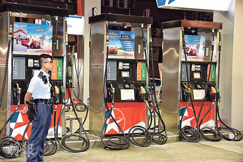 案發後,警方封鎖油站及派員看守加油機等候調查。(蔡方山攝) 案發後,警方封鎖油站及派員看守加油機等候調查。(蔡方山攝)