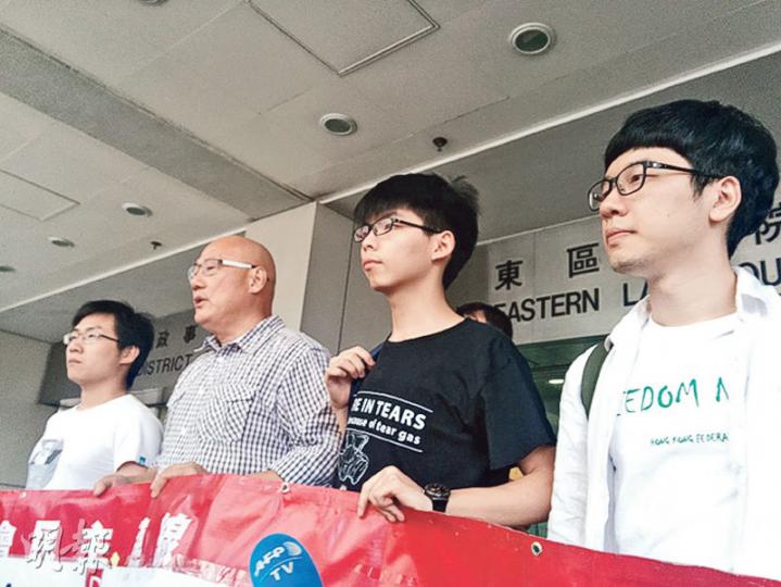 被告黃浩銘(左起)、陳偉業、黃之鋒及羅冠聰昨在庭外表示對永久終止聆訊申請被拒感遺憾,稍後將決定下一步行動。(植敏欣攝) 被告黃浩銘(左起)、陳偉業、黃之鋒及羅冠聰昨在庭外表示對永久終止聆訊申請被拒感遺憾,稍後將決定下一步行動。(植敏欣攝)
