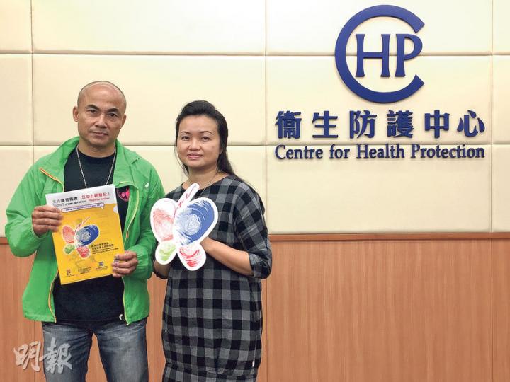 中央器官捐贈登記名冊登記量近年有下跌趨勢,但馬凱恩(右)一家均有登記器官捐贈,其因中風去世的母親捐出眼角膜、腎及肝,共有5人受惠。退休消防員許培道(左)曾患急性肝衰竭,2013年獲屍肝得以續命。(王丹麟攝) 中央器官捐贈登記名冊登記量近年有下跌趨勢,但馬凱恩(右)一家均有登記器官捐贈,其因中風去世的母親捐出眼角膜、腎及肝,共有5人受惠。退休消防員許培道(左)曾患急性肝衰竭,2013年獲屍肝得以續命。(王丹麟攝)