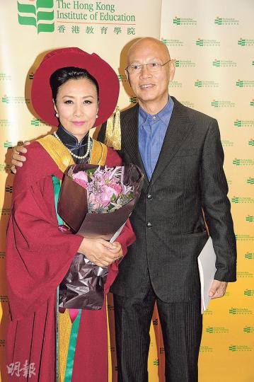汪明荃獲香港教育學院頒授「榮譽人文學博士學位」,老公羅家英當然現身支持。(攝影:孫華中)家英哥突然送吻,令阿姐也有點靦腆。(攝影:孫華中) 汪明荃獲香港教育學院頒授「榮譽人文學博士學位」,老公羅家英當然現身支持。(攝影:孫華中)家英哥突然送吻,令阿姐也有點靦腆。(攝影:孫華中)