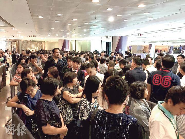 長實地產元朗世宙昨日首次開放示範單位予公眾參觀,吸引大批準買家到場,據悉項目昨日單日便收約1400票,超額4.88倍。(林尚民攝) 長實地產元朗世宙昨日首次開放示範單位予公眾參觀,吸引大批準買家到場,據悉項目昨日單日便收約1400票,超額4.88倍。(林尚民攝)