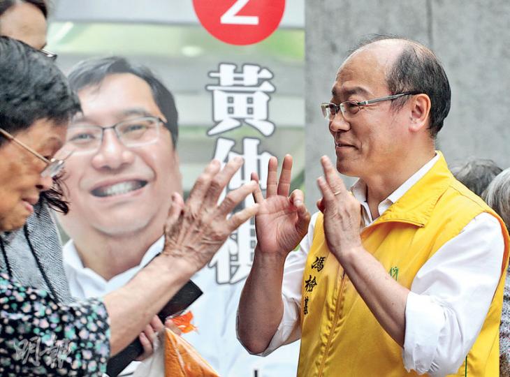 出選深水埗麗閣選區的民協馮檢基(右),面對工聯會陳穎欣和前黨友黃仲棋夾擊下,早已表明「形勢危急,極需街坊支持」。( 李紹昌攝)出選南區海怡東的公民黨陳家洛(右)昨已打告急牌,傳單上稱選情嚴峻。陳說,今日選舉日清晨5時開始就會擺街站拉票。(李紹昌攝)參選小西灣的工聯會王國興(左三)昨早7時開始擺街站,大呼「選情嚴峻」。今屆交棒王國興的當區區議員陳靄群(左一)全程陪伴,幫手拉票。(渠贇攝) 出選深水埗麗閣選區的民協馮檢基(右),面對工聯會陳穎欣和前黨友黃仲棋夾擊下,早已表明「形勢危急,極需街坊支持」。( 李紹昌攝)出選南區海怡東的公民黨陳家洛(右)昨已打告急牌,傳單上稱選情嚴峻。陳說,今日選舉日清晨5時開始就會擺街站拉票。(李紹昌攝)參選小西灣的工聯會王國興(左三)昨早7時開始擺街站,大呼「選情嚴峻」。今屆交棒王國興的當區區議員陳靄群(左一)全程陪伴,幫手拉票。(渠贇攝)