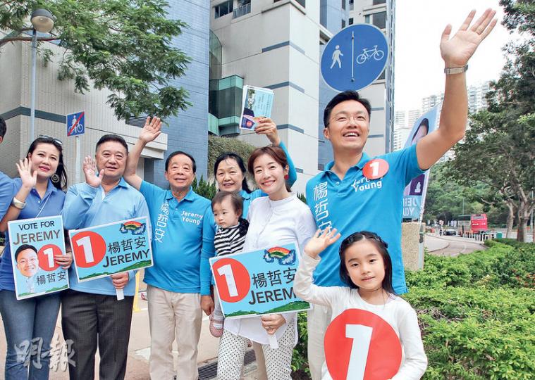 薄扶林候選人自由黨楊哲安(右一)大打溫情牌,昨日全家總動員助選。父親楊孝華(左三)、母親(左四)、太太張新悅(右二)帶同女兒到場支持。(林俊源攝) 薄扶林候選人自由黨楊哲安(右一)大打溫情牌,昨日全家總動員助選。父親楊孝華(左三)、母親(左四)、太太張新悅(右二)帶同女兒到場支持。(林俊源攝)