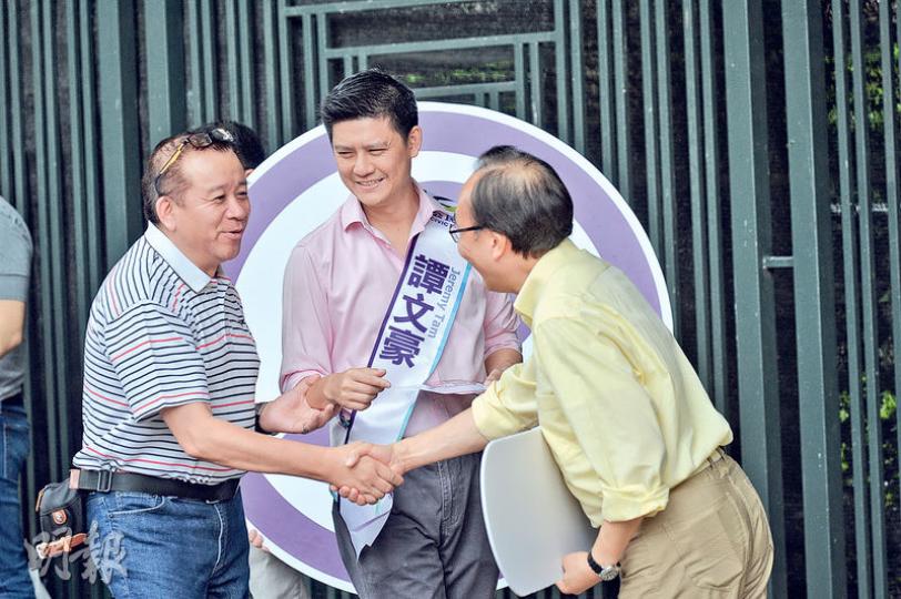 公民黨譚文豪(中)盛傳明年會接棒梁家傑出選立法會九龍東議席,昨日為譚助選的公民黨黨魁梁家傑(右)被問及譚的區選結果會否影響公民黨的立選部署,他稱待「明(今)日之後」再討論。(蘇智鑫攝) 公民黨譚文豪(中)盛傳明年會接棒梁家傑出選立法會九龍東議席,昨日為譚助選的公民黨黨魁梁家傑(右)被問及譚的區選結果會否影響公民黨的立選部署,他稱待「明(今)日之後」再討論。(蘇智鑫攝)