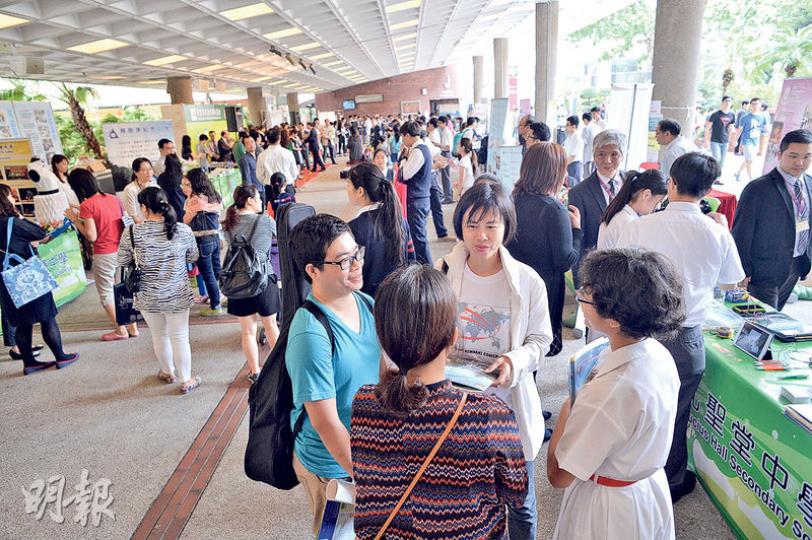 香港直資學校議會昨舉行聯校展,介紹直資中學特色,吸引不少小六學生及家長到場。(蘇智鑫攝) 香港直資學校議會昨舉行聯校展,介紹直資中學特色,吸引不少小六學生及家長到場。(蘇智鑫攝)