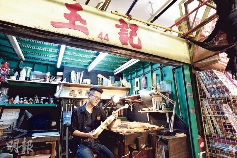 港產製琴師郭雋晅在街市等待客人光顧的同時,也製作小提琴,他寄望在這方寸的天地摸索出自己的路。(陳淑安攝) 港產製琴師郭雋晅在街市等待客人光顧的同時,也製作小提琴,他寄望在這方寸的天地摸索出自己的路。(陳淑安攝)