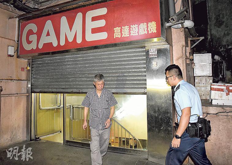 遭匪徒闖入綑綁的電子遊戲機中心職員(左),事後在場協助警方調查。(蔡方山攝)原想到機舖打機卻意外撞破劫案的情侶(圖),為機舖職員鬆綁及報警後,留在現場協助警方調查。(蔡方山攝) 遭匪徒闖入綑綁的電子遊戲機中心職員(左),事後在場協助警方調查。(蔡方山攝)原想到機舖打機卻意外撞破劫案的情侶(圖),為機舖職員鬆綁及報警後,留在現場協助警方調查。(蔡方山攝)