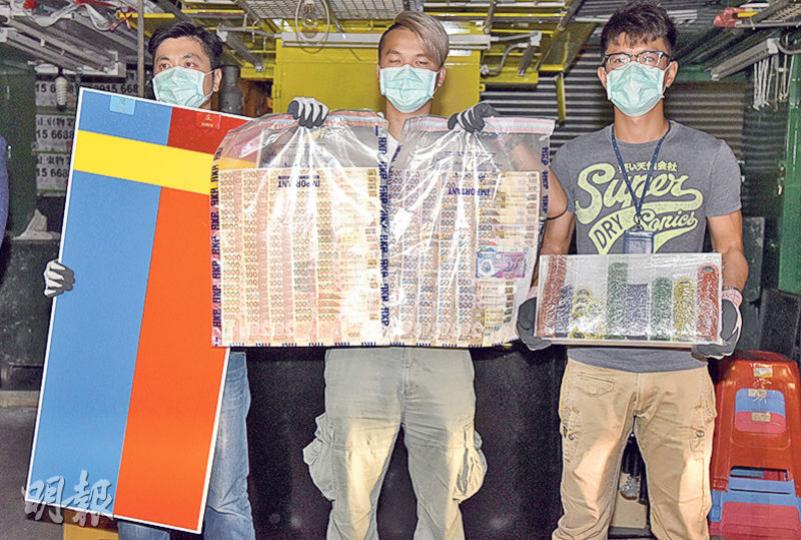 行動中,警方在單位內檢獲約33萬元賭款、約31萬元籌碼、3部電視及兩部電腦等證物。(蔡方山攝)警方在深水埗破獲非法網上百家樂賭檔,拘捕14男女,當中包括54歲女負責人(蒙頭者)。(蔡方山攝) 行動中,警方在單位內檢獲約33萬元賭款、約31萬元籌碼、3部電視及兩部電腦等證物。(蔡方山攝)警方在深水埗破獲非法網上百家樂賭檔,拘捕14男女,當中包括54歲女負責人(蒙頭者)。(蔡方山攝)