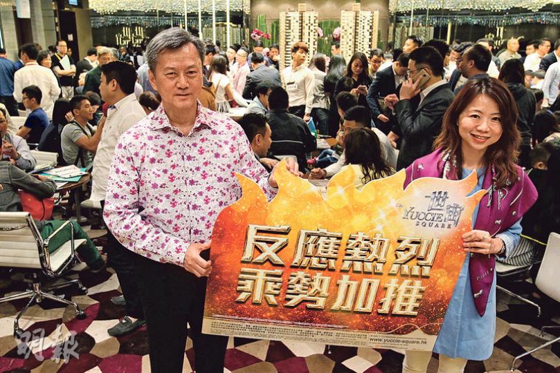 「樓神」盡責投票﹕昨日是區議會選舉,長實執行董事、「樓神」趙國雄(圖)宣傳元朗新盤世宙之餘,亦不忘履行公民責任,到票站投票。趙表示,昨天清早已到山頂區票站投票,並為心儀候選人助選,笑言自己連續第三次為自由黨助選。(林俊源攝) 「樓神」盡責投票﹕昨日是區議會選舉,長實執行董事、「樓神」趙國雄(圖)宣傳元朗新盤世宙之餘,亦不忘履行公民責任,到票站投票。趙表示,昨天清早已到山頂區票站投票,並為心儀候選人助選,笑言自己連續第三次為自由黨助選。(林俊源攝)