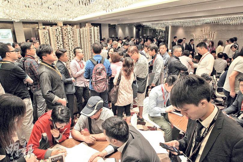 近期多間發展商均透過旗下財仔,向買家提供高成數一按,長實亦罕有地為世宙提供八成一按;業界估計,發展商此項舉措除突破金管局收緊按揭限制外,亦擬趁加息前加速去貨。圖為世宙售樓處昨日的睇樓人潮。(林俊源攝) 近期多間發展商均透過旗下財仔,向買家提供高成數一按,長實亦罕有地為世宙提供八成一按;業界估計,發展商此項舉措除突破金管局收緊按揭限制外,亦擬趁加息前加速去貨。圖為世宙售樓處昨日的睇樓人潮。(林俊源攝)
