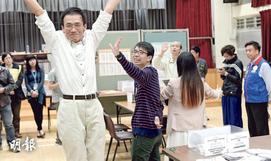 「傘兵」徐子見(左)為阻民建聯鍾樹根自動當選,在最後一刻報名參選,結果「爆冷」勝出,在得悉選舉結果後,徐子見不禁振臂歡呼。得知結果後一度眼紅紅的鍾樹根(右)表示,相信自己是敗於佔中後催生出來的「首投族」上。(鍾林枝攝)在屯門樂翠競逐連任的民主黨何俊仁以一敵五,其中一個對手是獲建制派支持的律師會前會長何君堯。何俊仁說,自己已盡最大努力,他與何君堯「告急皆有原因」。(鄧宗弘攝)公民黨陳家洛「空降」海怡東參選,欲為明年參選立法會「超級區議會」鋪路,結果以逾300票之差落敗,他得悉結果後表現無奈。(郭慶 「傘兵」徐子見(左)為阻民建聯鍾樹根自動當選,在最後一刻報名參選,結果「爆冷」勝出,在得悉選舉結果後,徐子見不禁振臂歡呼。得知結果後一度眼紅紅的鍾樹根(右)表示,相信自己是敗於佔中後催生出來的「首投族」上。(鍾林枝攝)在屯門樂翠競逐連任的民主黨何俊仁以一敵五,其中一個對手是獲建制派支持的律師會前會長何君堯。何俊仁說,自己已盡最大努力,他與何君堯「告急皆有原因」。(鄧宗弘攝)公民黨陳家洛「空降」海怡東參選,欲為明年參選立法會「超級區議會」鋪路,結果以逾300票之差落敗,他得悉結果後表現無奈。(郭慶