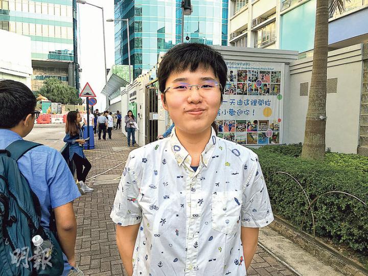 18歲的何小姐(圖前)是今屆區選的首投族,她說「唔想見到建制派,(他們)冇做嘢扮晒嘢」。她與媽媽一起到票站投票,稱「媽媽都唔會投建制派」。(王慧瓊攝)馮婆婆(圖)首次在區選投票,她不知道所屬選區灣仔大佛口有傘兵參選,但希望以投票發出長者聲音。(王丹麟攝) 18歲的何小姐(圖前)是今屆區選的首投族,她說「唔想見到建制派,(他們)冇做嘢扮晒嘢」。她與媽媽一起到票站投票,稱「媽媽都唔會投建制派」。(王慧瓊攝)馮婆婆(圖)首次在區選投票,她不知道所屬選區灣仔大佛口有傘兵參選,但希望以投票發出長者聲音。(王丹麟攝)