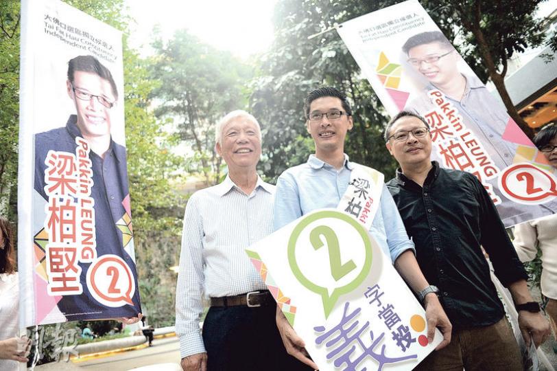 佔中三子的戴耀廷(右)和朱耀明(左)昨到灣仔大佛口選區為梁柏堅(中)拉票,戴耀廷說樂見投票率上升,但難以估計會否對泛民選情有幫助。梁柏堅強調已準備長期繼續服務灣仔。(鍾林枝攝) 佔中三子的戴耀廷(右)和朱耀明(左)昨到灣仔大佛口選區為梁柏堅(中)拉票,戴耀廷說樂見投票率上升,但難以估計會否對泛民選情有幫助。梁柏堅強調已準備長期繼續服務灣仔。(鍾林枝攝)
