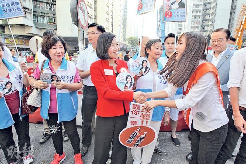 昨日黃埔東選區3名候選人齊集黃埔紅磡道新民街交界一安全島拉票,兩名候選人梁美芬(左)和游蕙禎(右)握手,先禮後兵。梁美芬獲經民聯多名立法會議員到場助拉票。(李紹昌攝) 昨日黃埔東選區3名候選人齊集黃埔紅磡道新民街交界一安全島拉票,兩名候選人梁美芬(左)和游蕙禎(右)握手,先禮後兵。梁美芬獲經民聯多名立法會議員到場助拉票。(李紹昌攝)