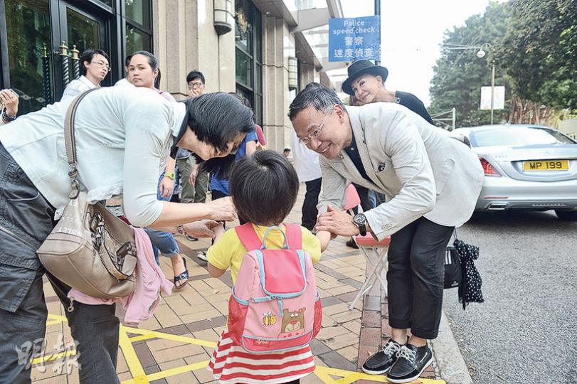 報稱獨立參選的謝偉俊(右前)今屆「代妻」白韻琹(右後)出選灣仔樂活選區,昨表示對選情相當樂觀,忙於向支持者道謝,男女老少亦主動上前要求合照。(鍾林枝攝) 報稱獨立參選的謝偉俊(右前)今屆「代妻」白韻琹(右後)出選灣仔樂活選區,昨表示對選情相當樂觀,忙於向支持者道謝,男女老少亦主動上前要求合照。(鍾林枝攝)