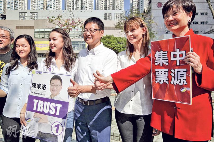 出戰南區海怡東的公民黨陳家洛(中)一直告急,昨有公民黨明星級人馬為他站台,包括主席余若薇(右一)。陳家洛的太太(右二)和兩名女兒(左一、左二)亦一直陪同左右。(郭慶輝攝) 出戰南區海怡東的公民黨陳家洛(中)一直告急,昨有公民黨明星級人馬為他站台,包括主席余若薇(右一)。陳家洛的太太(右二)和兩名女兒(左一、左二)亦一直陪同左右。(郭慶輝攝)