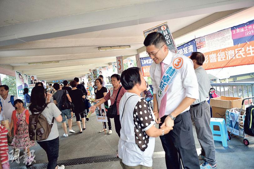 出選上水石湖墟的民主黨林卓廷(右)形容自己選情嚴峻,其對手王潤強昨日亦大打告急牌。(蘇智鑫攝)上屆僅以24票勝出的張國鈞(左)選情緊張,昨獲民建聯重量級人馬為其助選,包括曾鈺成(右)長時間為他站台。(鍾林枝攝) 出選上水石湖墟的民主黨林卓廷(右)形容自己選情嚴峻,其對手王潤強昨日亦大打告急牌。(蘇智鑫攝)上屆僅以24票勝出的張國鈞(左)選情緊張,昨獲民建聯重量級人馬為其助選,包括曾鈺成(右)長時間為他站台。(鍾林枝攝)
