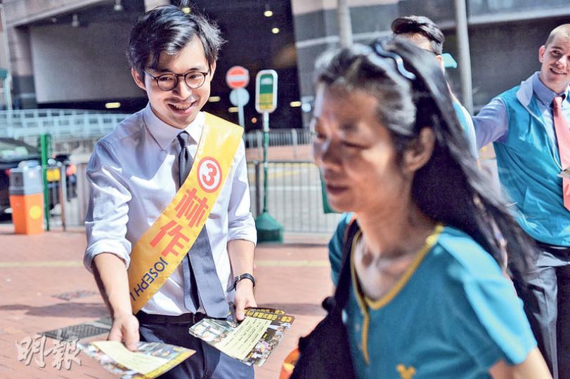 出選黃大仙龍星選區的林作(左)說昨沒邀請名人為他助選,因不希望選舉焦點被模糊,而拉票期間有街坊與他合照。(蘇智鑫攝) 出選黃大仙龍星選區的林作(左)說昨沒邀請名人為他助選,因不希望選舉焦點被模糊,而拉票期間有街坊與他合照。(蘇智鑫攝)