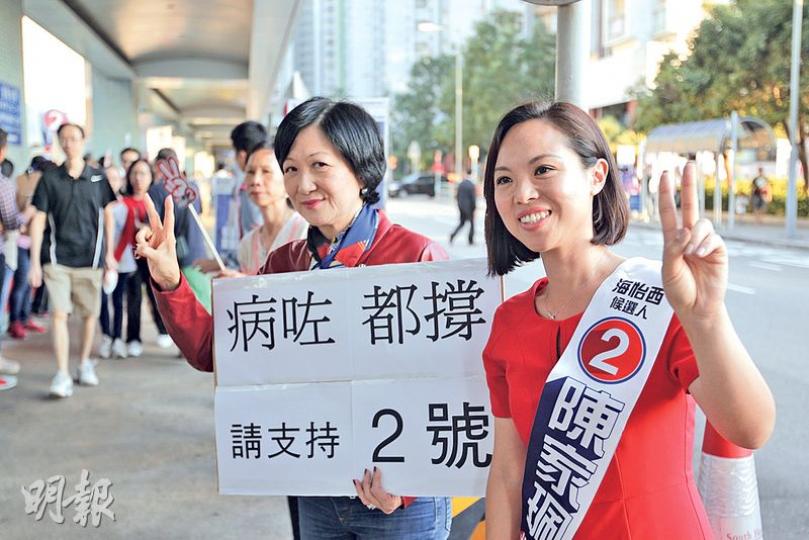謝偉俊「代妻出征」樂活選區,兩膝疼痛嘅白韻琹到場為丈夫站台。(鍾林枝攝)
謝偉俊「代妻出征」樂活選區,兩膝疼痛嘅白韻琹到場為丈夫站台。(鍾林枝攝)