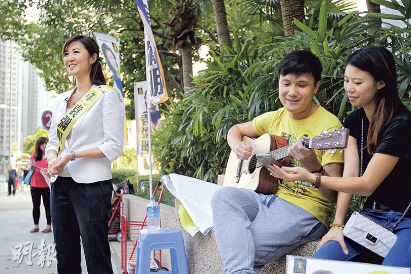 參選海怡西嘅袁彌明(左)搵咗契細佬(中)到場彈結他唱歌,希望令選舉氣氛輕鬆啲。(郭慶輝攝) 參選海怡西嘅袁彌明(左)搵咗契細佬(中)到場彈結他唱歌,希望令選舉氣氛輕鬆啲。(郭慶輝攝)