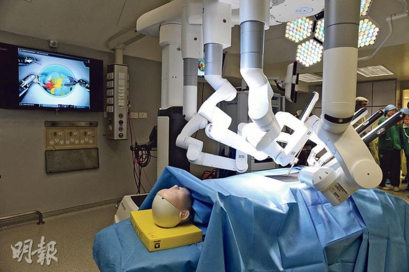 伊利沙伯醫院引入第四代達文西機械臂手術系統,設有4隻機械臂,系統亦可顯示三維立體影像,有助醫生施行複雜細緻的手術。(鍾林枝攝)伊利沙伯醫院引入第四代達文西機械臂,是全亞洲首部配備雙控制台的手術系統,可同時供兩名醫生使用,有助培訓新醫生。(鍾林枝攝) 伊利沙伯醫院引入第四代達文西機械臂手術系統,設有4隻機械臂,系統亦可顯示三維立體影像,有助醫生施行複雜細緻的手術。(鍾林枝攝)伊利沙伯醫院引入第四代達文西機械臂,是全亞洲首部配備雙控制台的手術系統,可同時供兩名醫生使用,有助培訓新醫生。(鍾林枝攝)