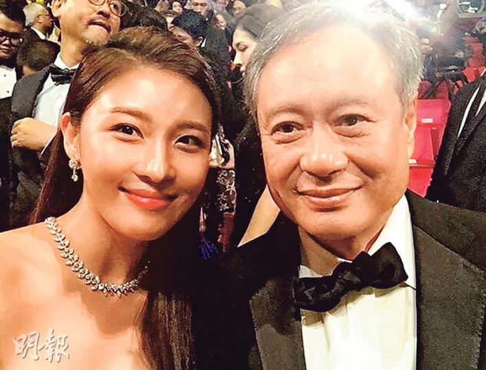 河智苑(左)於頒獎禮開心跟導演李安(右)合照留念。(微博圖片)
河智苑(左)於頒獎禮開心跟導演李安(右)合照留念。(微博圖片)