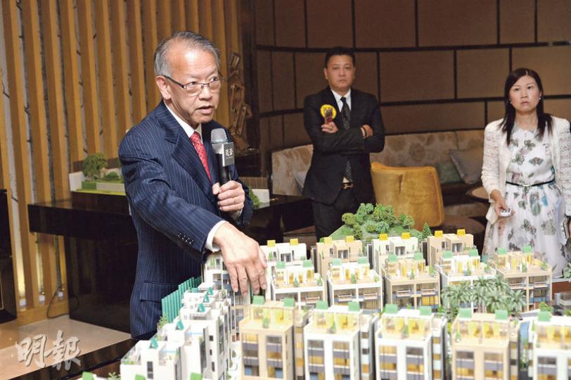 華懋銷售部總監吳崇武(左)稱,屯門青發里琨崙售價有機會比區內二手高出三成至四成。(蘇智鑫攝) 華懋銷售部總監吳崇武(左)稱,屯門青發里琨崙售價有機會比區內二手高出三成至四成。(蘇智鑫攝)