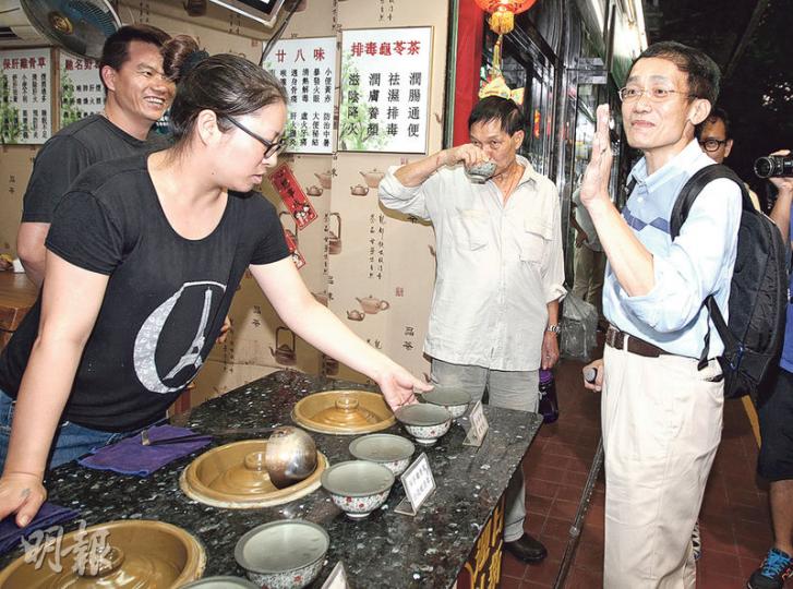 港島東漁灣區由報稱獨立候選人的徐子見(右一)勝出,擊敗在當區做了24年區議員的民建聯立法會議員鍾樹根。徐昨傍晚偕助選團到區內謝票,有食店老闆恭喜他當選,亦有學生邀請他拍照。(李紹昌攝) 港島東漁灣區由報稱獨立候選人的徐子見(右一)勝出,擊敗在當區做了24年區議員的民建聯立法會議員鍾樹根。徐昨傍晚偕助選團到區內謝票,有食店老闆恭喜他當選,亦有學生邀請他拍照。(李紹昌攝)
