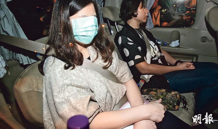 涉嫌協助不法分子洗黑錢共18億元的兌換店女職員(左),昨晚由探員押返警署時用口罩掩面,避開記者鏡頭。(伍浦鋒攝) 涉嫌協助不法分子洗黑錢共18億元的兌換店女職員(左),昨晚由探員押返警署時用口罩掩面,避開記者鏡頭。(伍浦鋒攝)
