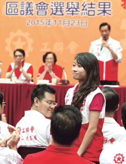 陳穎欣成為工聯會發布會的焦點,卻要「多番鼓勵」才上台接受傳媒提問。(林俊源攝) 陳穎欣成為工聯會發布會的焦點,卻要「多番鼓勵」才上台接受傳媒提問。(林俊源攝)