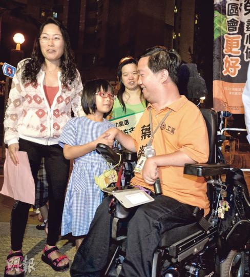 在頌安區勝出的葉榮,昨晚在選區謝票,並希望告訴其他坐着輪椅的人,他們都可創造奇蹟。(蘇智鑫攝) 在頌安區勝出的葉榮,昨晚在選區謝票,並希望告訴其他坐着輪椅的人,他們都可創造奇蹟。(蘇智鑫攝)