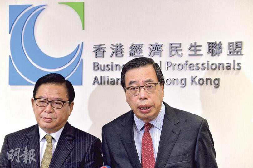 經民聯派出16人參選區議會,共有10人勝出,主席梁君彥(右)表示對結果滿意,圖左為副主席林健鋒。(馮凱鍵攝) 經民聯派出16人參選區議會,共有10人勝出,主席梁君彥(右)表示對結果滿意,圖左為副主席林健鋒。(馮凱鍵攝)
