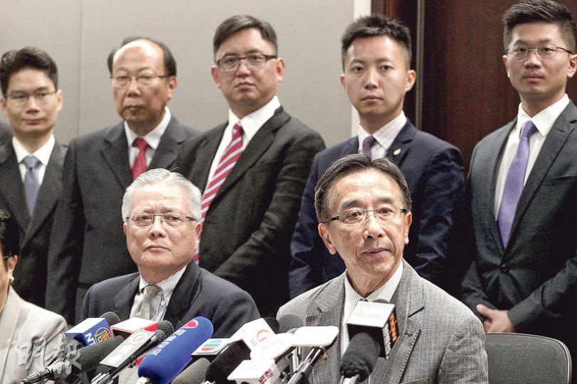 自由黨總結區議會選舉,榮譽主席田北俊(前排右)强調雖然議席沒有想像中那麼理想,但自由黨所獲票數「唔差」,可見自由黨「中堅中立」的立場有市場。(郭慶輝攝) 自由黨總結區議會選舉,榮譽主席田北俊(前排右)强調雖然議席沒有想像中那麼理想,但自由黨所獲票數「唔差」,可見自由黨「中堅中立」的立場有市場。(郭慶輝攝)