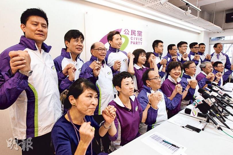 公民黨今屆區選共奪得10席,較去屆多3席,主席余若薇(前排左四)形容該黨表現大致達標。(李紹昌攝) 公民黨今屆區選共奪得10席,較去屆多3席,主席余若薇(前排左四)形容該黨表現大致達標。(李紹昌攝)