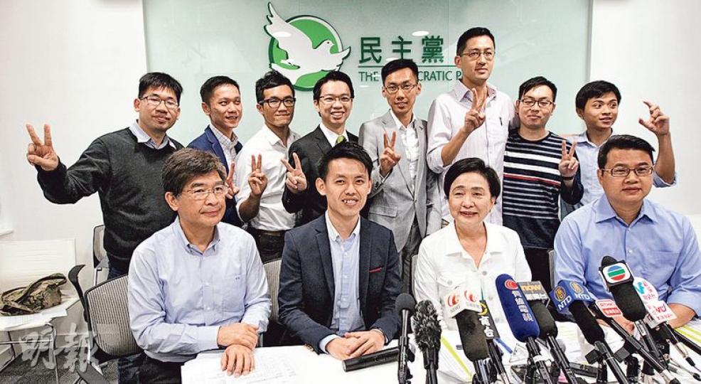 民主黨總結區選,主席劉慧卿(前右二)認為成績及格,惟兩名副主席中,羅健熙(前左二)成功連任,尹兆堅(前右一)則敗於民建聯新人。(李紹昌攝) 民主黨總結區選,主席劉慧卿(前右二)認為成績及格,惟兩名副主席中,羅健熙(前左二)成功連任,尹兆堅(前右一)則敗於民建聯新人。(李紹昌攝)