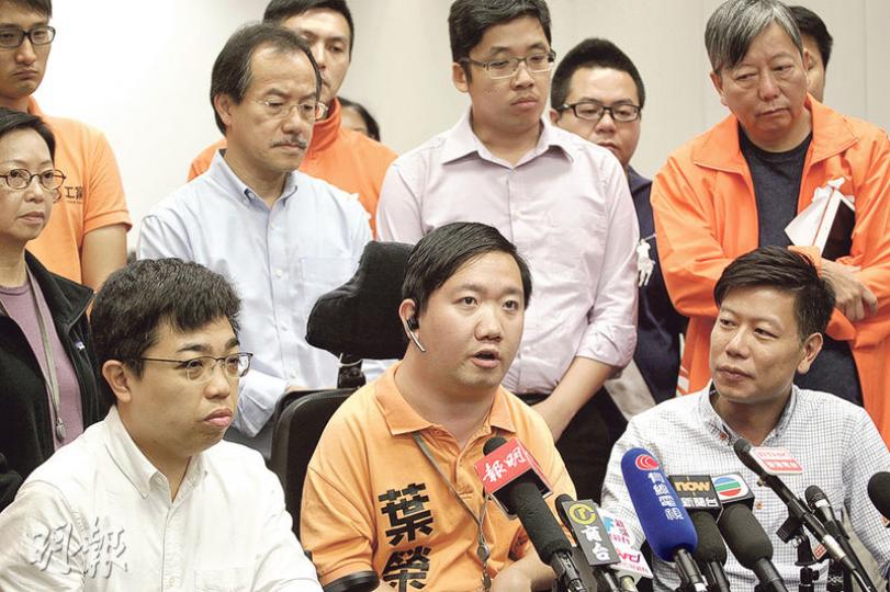 上屆區選工黨尚未成立,今屆「打正旗號」後有3人勝出,分別為麥德正(前排左起)、葉榮及譚駿賢。(郭慶輝攝) 上屆區選工黨尚未成立,今屆「打正旗號」後有3人勝出,分別為麥德正(前排左起)、葉榮及譚駿賢。(郭慶輝攝)