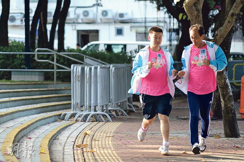 何睿知(左)同埋爸爸何景光(右)參加咗明年渣馬10公里賽事,兩人首次以父子檔參賽,目標是於50分鐘內完成比賽。不過阿爸仲未追到阿仔步伐,只能跑幾步畀傳媒影相,仲未能正式領跑長距離路程。(黃志東攝) 何睿知(左)同埋爸爸何景光(右)參加咗明年渣馬10公里賽事,兩人首次以父子檔參賽,目標是於50分鐘內完成比賽。不過阿爸仲未追到阿仔步伐,只能跑幾步畀傳媒影相,仲未能正式領跑長距離路程。(黃志東攝)