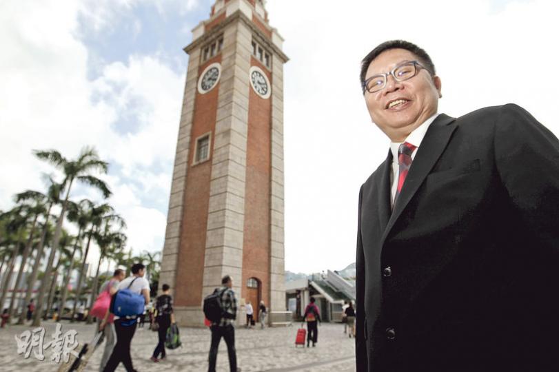 旅議會主席胡兆英(圖)下月初交棒,他笑言終可與家人吃頓「安樂茶飯」。回首6年任期,他自評成功提高旅議會透明度,減「自己人管自己人」色彩。(郭慶輝攝) 旅議會主席胡兆英(圖)下月初交棒,他笑言終可與家人吃頓「安樂茶飯」。回首6年任期,他自評成功提高旅議會透明度,減「自己人管自己人」色彩。(郭慶輝攝)