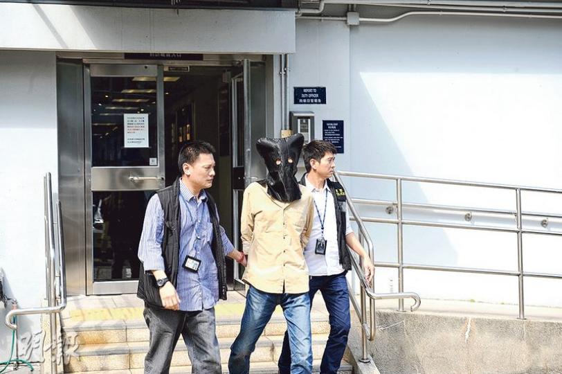 身懷仿製槍、利刀及地圖等犯案工具被捕內地男子(中),由探員黑布蒙頭及戴上手銬押返警署扣查。(賴俊傑攝)警員在被捕內地男子褲袋搜出一把仿製點38左輪手槍,內有6發仿製子彈,不排除有人正準備尋找目標獨立屋或村屋犯案。(賴俊傑攝)警員除仿製槍外,另在被捕內地男子背囊搜出一把33厘米長牛肉刀、刀套、頭套、手套及香港地圖等。(賴俊傑攝) 身懷仿製槍、利刀及地圖等犯案工具被捕內地男子(中),由探員黑布蒙頭及戴上手銬押返警署扣查。(賴俊傑攝)警員在被捕內地男子褲袋搜出一把仿製點38左輪手槍,內有6發仿製子彈,不排除有人正準備尋找目標獨立屋或村屋犯案。(賴俊傑攝)警員除仿製槍外,另在被捕內地男子背囊搜出一把33厘米長牛肉刀、刀套、頭套、手套及香港地圖等。(賴俊傑攝)